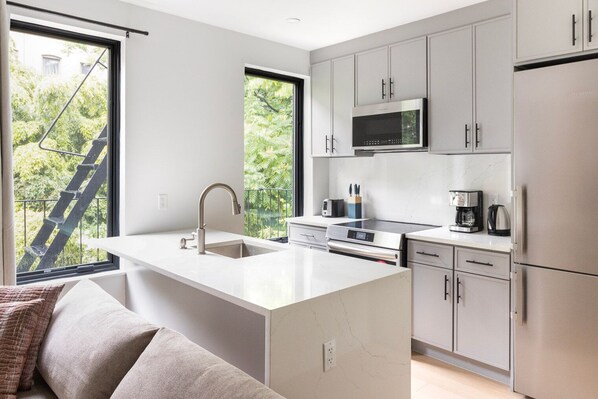 Réfrigérateur, micro-ondes, four, lave-vaisselle