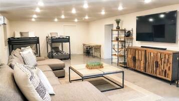 Smart TV, libros, estéreo