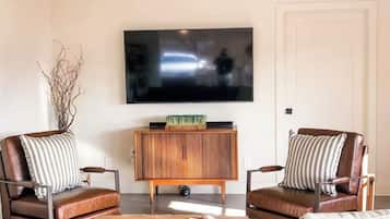 Smart TV, libros, estéreo