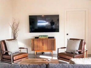Smart TV, books, stereo