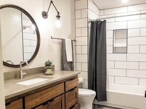 Hair dryer, towels, soap, shampoo - Spacious, two-bedroom, with everything you need.  Your home, away from home! (Apple Valley)