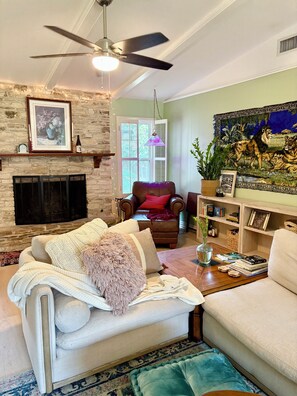 Smart TV - Cozy Space in South Austin w/Lush Backyard (Austin)