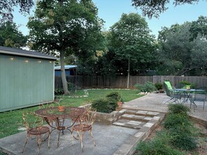 Outdoor dining - Cozy Space in South Austin w/Lush Backyard (Austin)