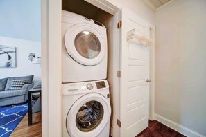 Interior - Charming 2-bedroom house with AC, WiFi in wonderful Charlotte (Charlotte)