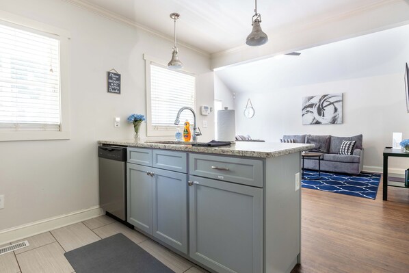 Interior - Charming 2-bedroom house with AC, WiFi in wonderful Charlotte (Charlotte)