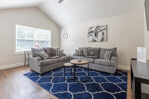 TV - Charming 2-bedroom house with AC, WiFi in wonderful Charlotte (Charlotte)