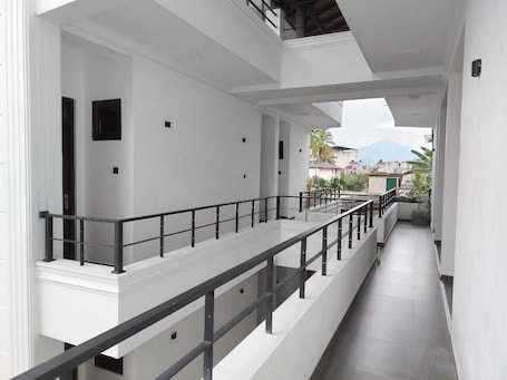 Property grounds. Charming 9-bedroom hotel with AC, WiFi in delightful Gem city Ratnapura