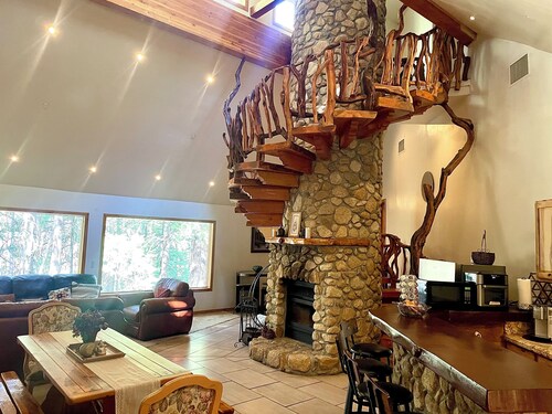 Beautiful boutique lodge on creek, full bath, WiFi, hot tub, ac & heating 