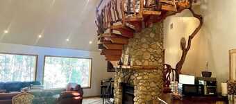 Beautiful boutique lodge on creek, full bath, WiFi, hot tub, ac & heating 