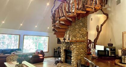 Beautiful boutique lodge on creek, full bath, WiFi, hot tub, ac & heating