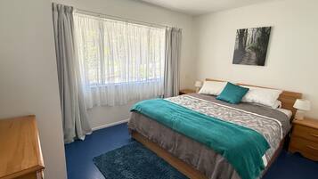 3 bedrooms, iron/ironing board, WiFi, bed sheets