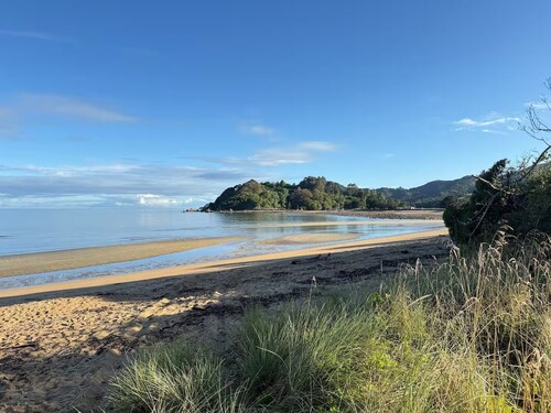Beachside Bach Just across the road to Ligar Bay!
