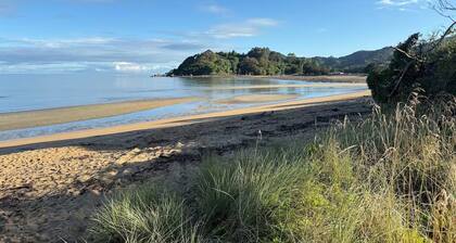 Beachside Bach Just across the road to Ligar Bay!