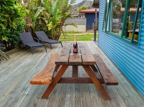 Outdoor dining - Beachside Bach Just across the road to Ligar Bay! (Ligar Bay)