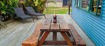 Beachside Bach Just across the road to Ligar Bay!