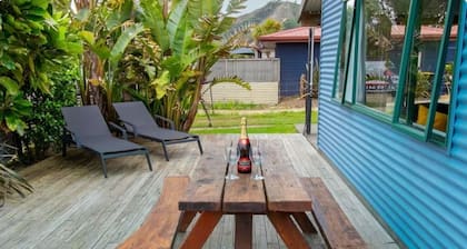 Beachside Bach Just across the road to Ligar Bay!