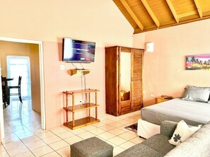 1 habitación, tabla de planchar con plancha y cuna de viaje 