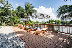 Property grounds - Lakefront Resort Vibes - 3BD w/ Pool & BBQ (Fort Lauderdale)