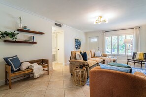 TV connectée, baby-foot, livres