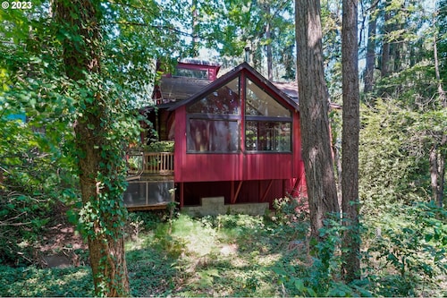Spacious, Tranquil “Treehouse” with Sauna and Fireplace