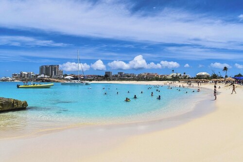 Cozy Maho Studio w/ Pool & Gym + Beach Nearby