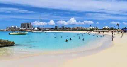 Cozy Maho Studio w/ Pool & Gym + Beach Nearby