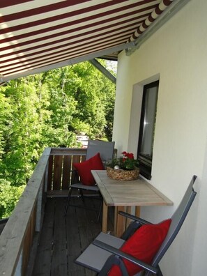 Outdoor dining - Apartment Panorama 2, 35 sqm, 1 bedroom, 1 living room, balcony (Bad Reichenhall)