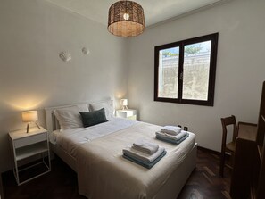 3 makuuhuonetta, tallelokero huoneessa, silitysrauta/-lauta