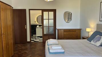 3 bedrooms, in-room safe, iron/ironing board, free WiFi