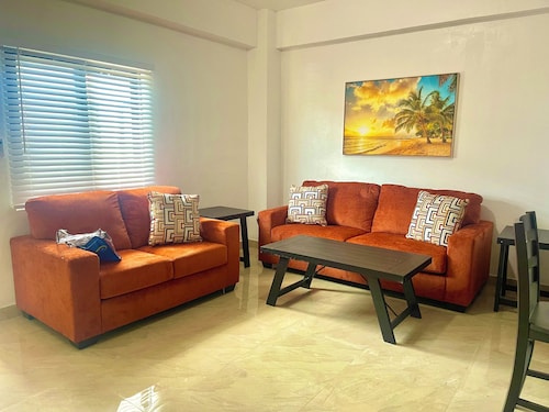 Pedros Heights: Charming 2-bedroom villa with AC and WiFi in serene Adacao