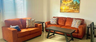 Pedros Heights: Charming 2-bedroom villa with AC and WiFi in serene Adacao