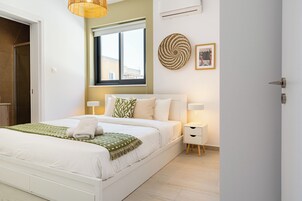 Cortinas blackout, tabla de planchar con plancha y wifi gratis 