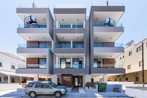 Exterior - Solenne Stylish 2-BR Apt in Larnaca (Larnaca)