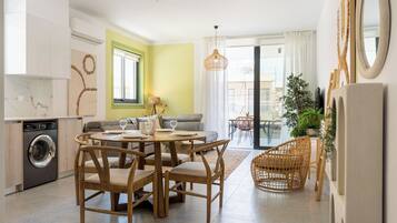 Apartment, 2 Bedrooms, Kitchen, City View | In-room dining