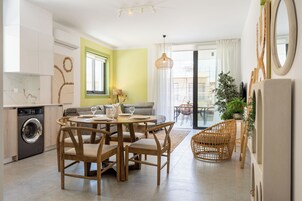 Apartment, 2 Bedrooms, Kitchen, City View | In-room dining
