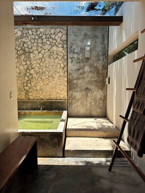 Hausschuhe, Seife, Shampoo, Toilettenpapier