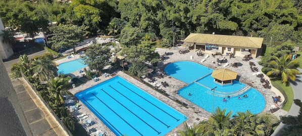 6 outdoor pools, pool umbrellas, sun loungers -  Golden Dolphin Express via Roberto Imoveis (Caldas Novas)