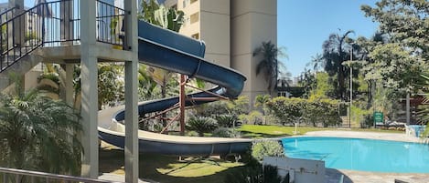 6 piscines extérieures, parasols de plage, chaises longues