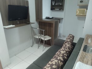 基本套房 | 起居區 | 32-吋平面電視、數位頻道、電視