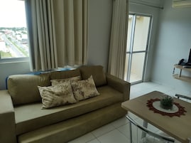 Apartamento básico | Área de estar | TV de tela plana 32 polegadas com canais digitais, TV