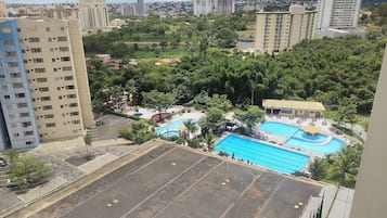 Appartement | Zwembad | 6 buitenzwembaden, parasols bij het zwembad en ligstoelen
