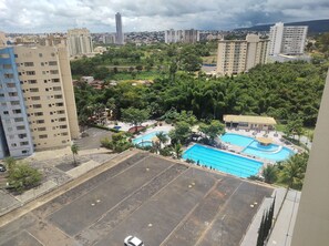Apartemen | Kolam renang | 6 kolam renang outdoor, dengan payung kolam renang dan kursi berjemur
