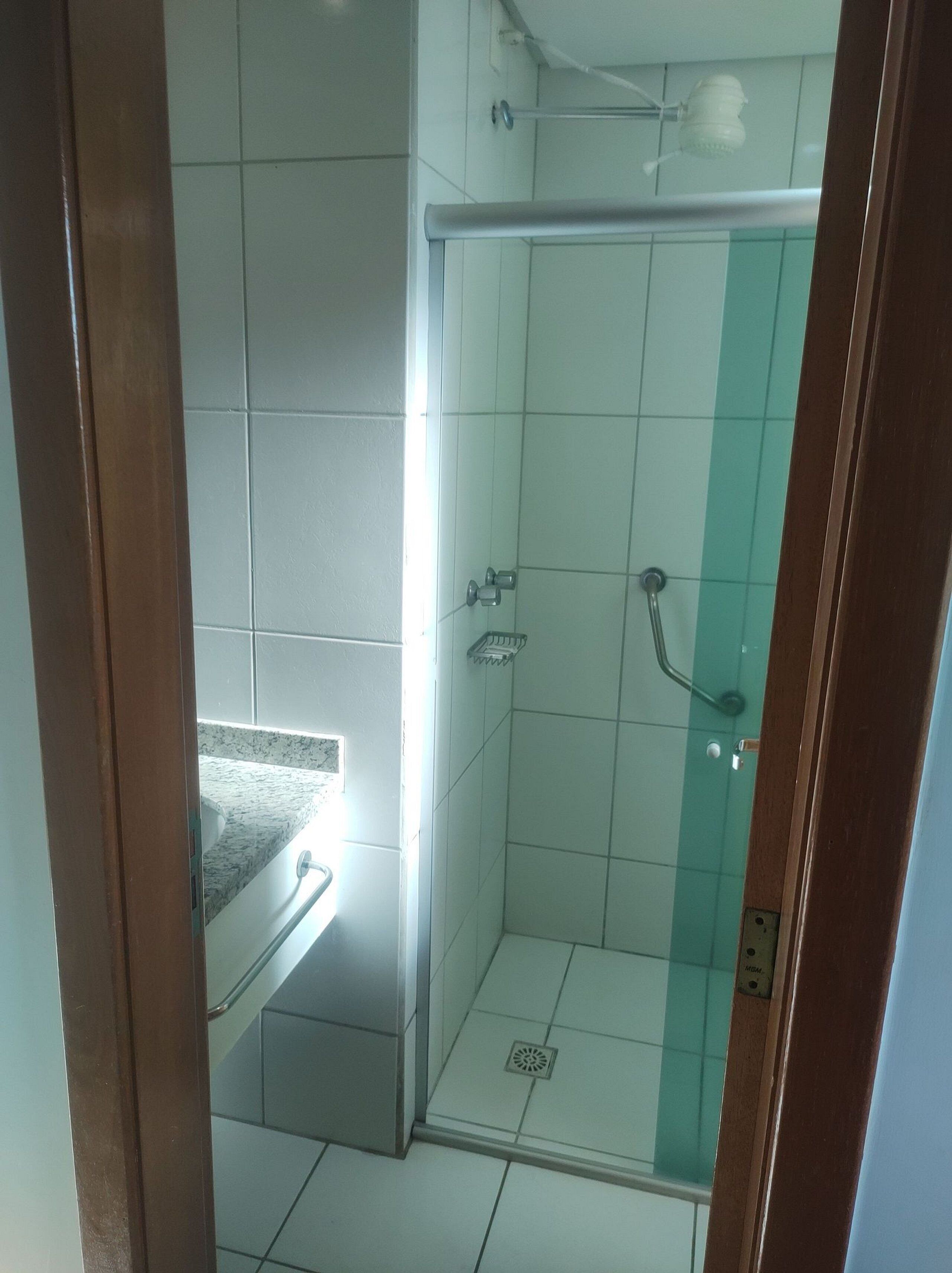 Suite – basic | Bad | Dusj, regndusjhode, håndklær og såpe