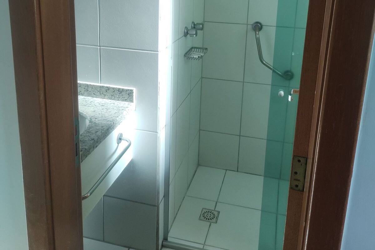 Suite – basic | Bad | Dusj, regndusjhode, håndklær og såpe