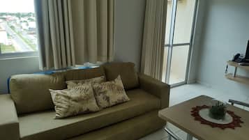 Apartamento básico | Área de estar | TV de tela plana 32 polegadas com canais digitais, TV