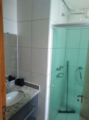 Appartement | Salle de bain | Douche, douche à « effet pluie », serviettes fournies, savon