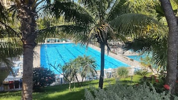 6 udendørs pools, parasoller, liggestole