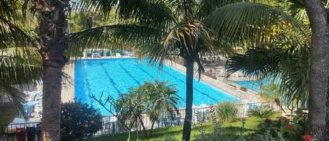 6 outdoor pools, pool umbrellas, sun loungers