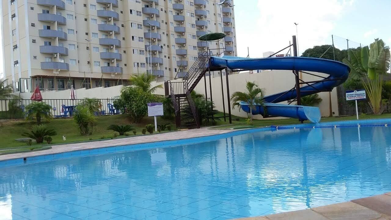 Una piscina cubierta, 5 piscinas al aire libre, sombrillas, tumbonas