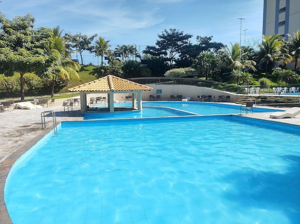 Basic Apartment | Kolam renang | 6 kolam renang terbuka, payung kolam, kerusi lepak pantai